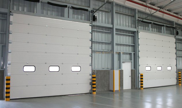 Automatic sectional industrial door
