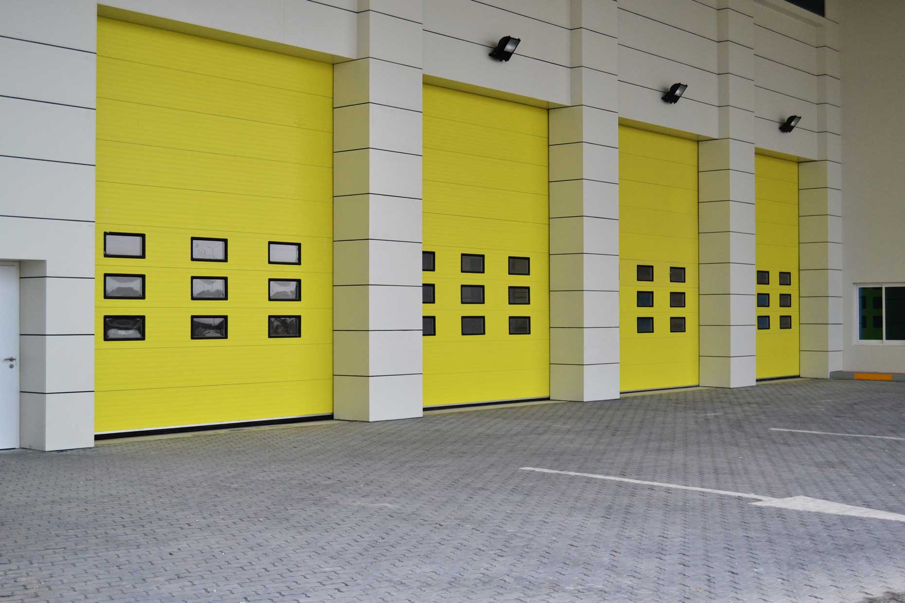 Multi-window sectional door 图2